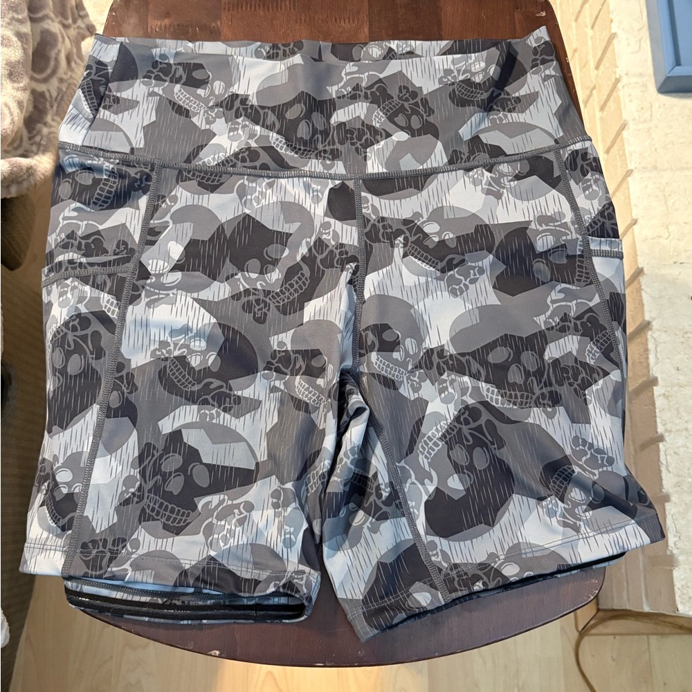 CVG Skull Pattern Shorts - L & 7 inch. Hex washed. Animal Home.